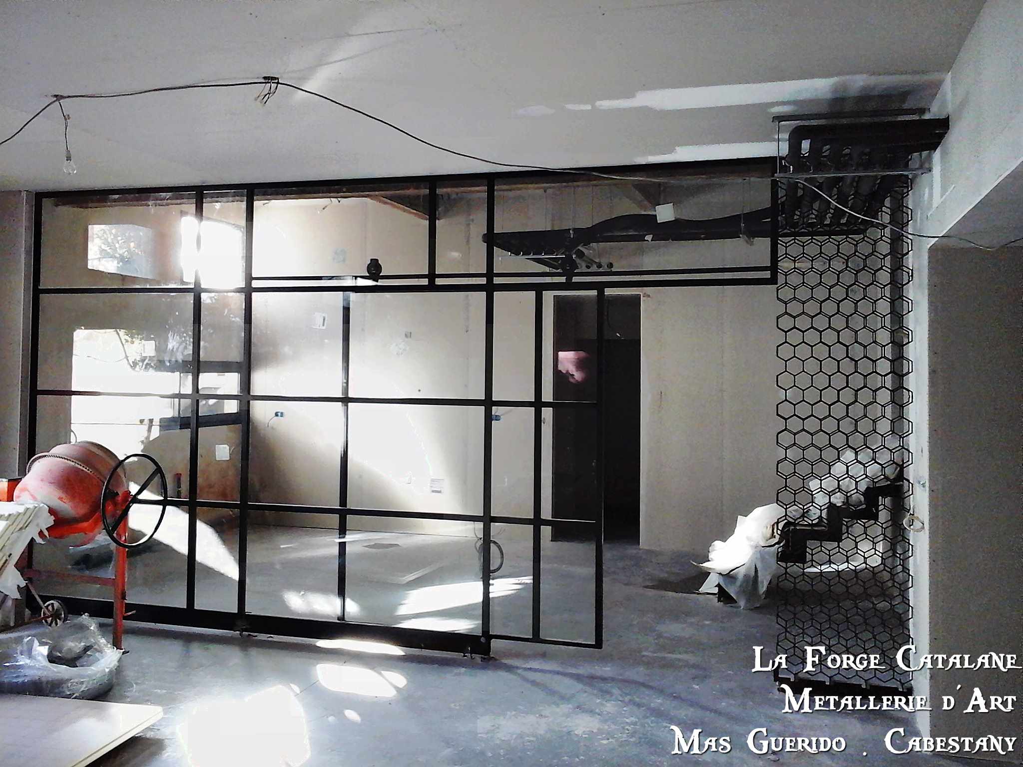 verriere ancien atelier coulissant roulette grange mur range bouteille forge catalane.jpg